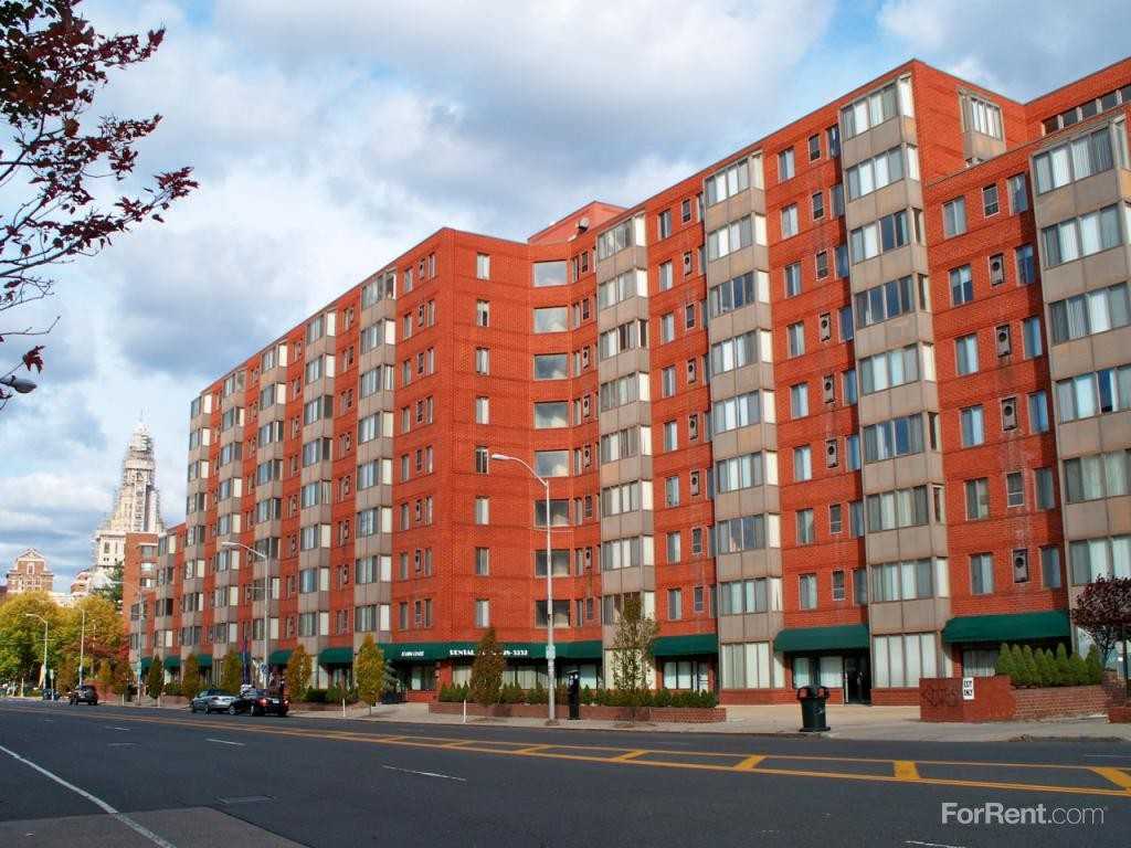 250 Main Apartments - Photo 2 of 20