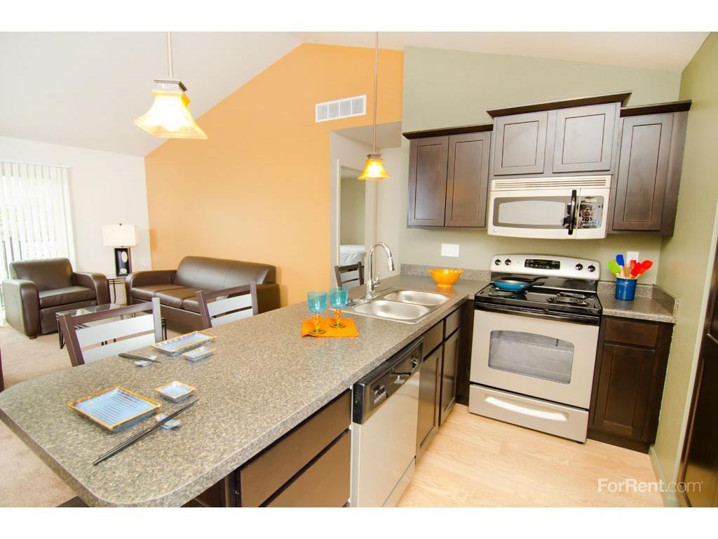 Waterbury Place & The Hamptons - Photo 3 of 19