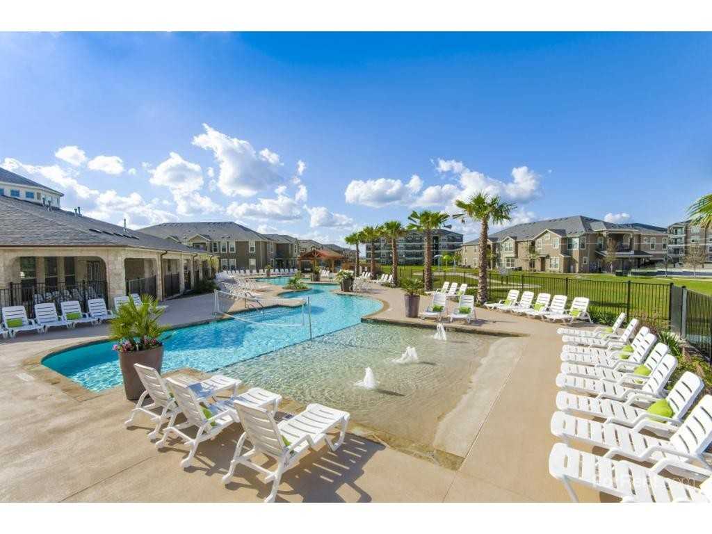 Avenues at Creekside - Photo 3 of 20