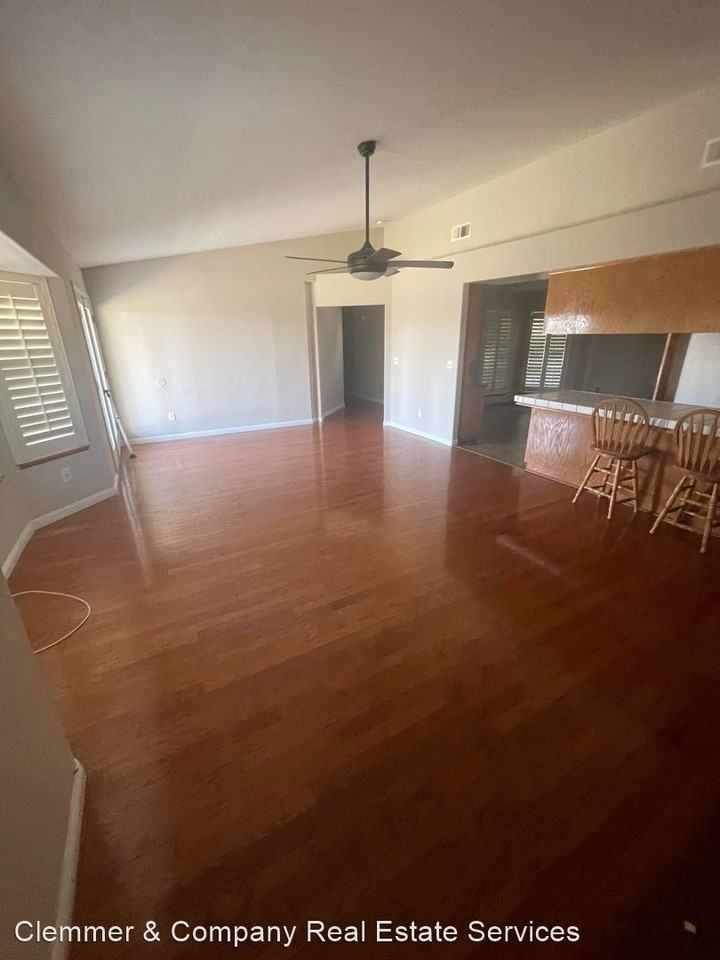 539 Snowridge Dr - Photo 3 of 13