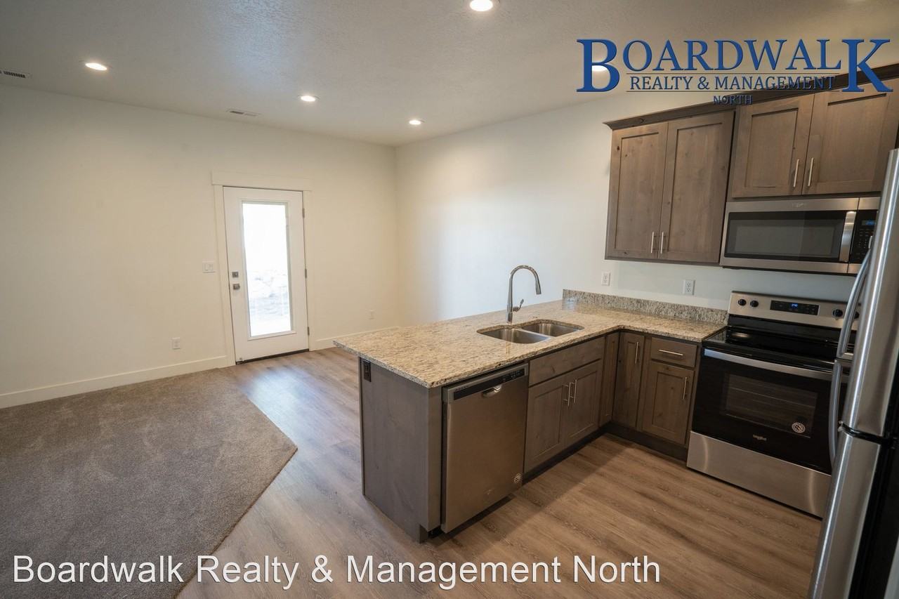 440 E 1625 N - Photo 3 of 24