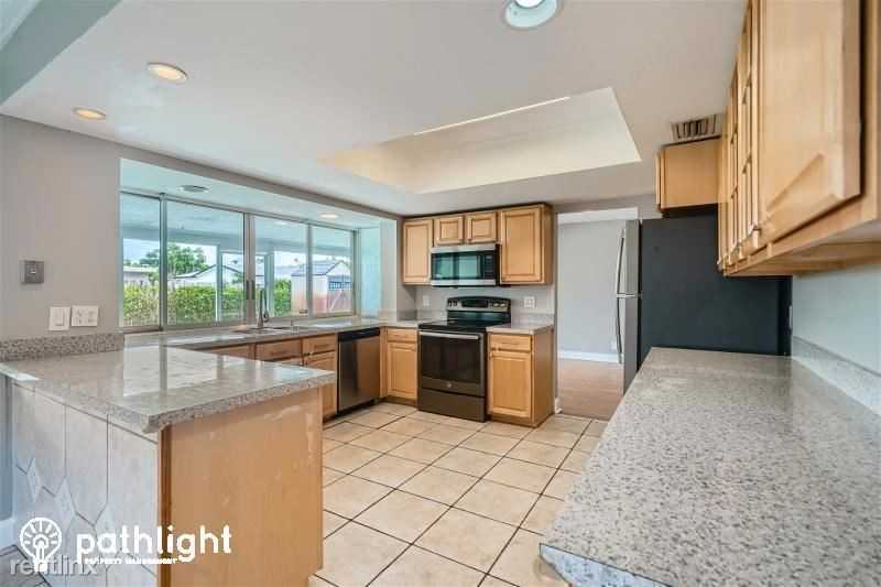 1185 Sw 28th Ave - Photo 3 of 13