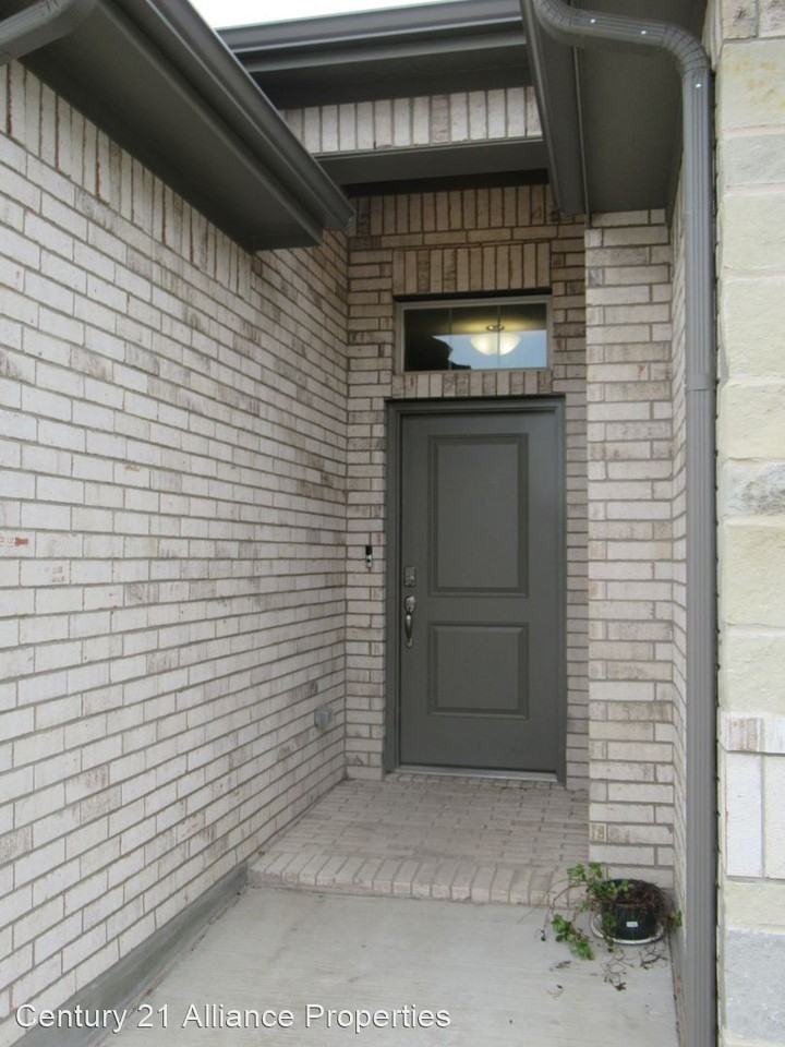 10921 Rockchapel Dr - Photo 2 of 38