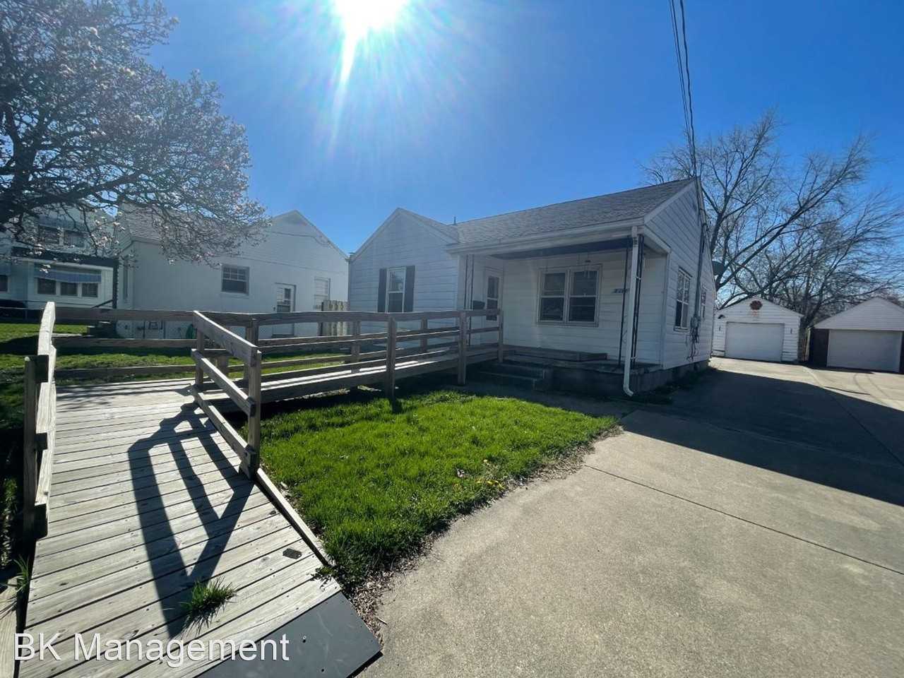 2111 Schuyler Ave - Photo 2 of 2