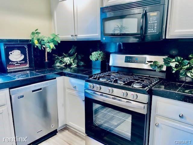 18336 Keswick St - Photo 3 of 8