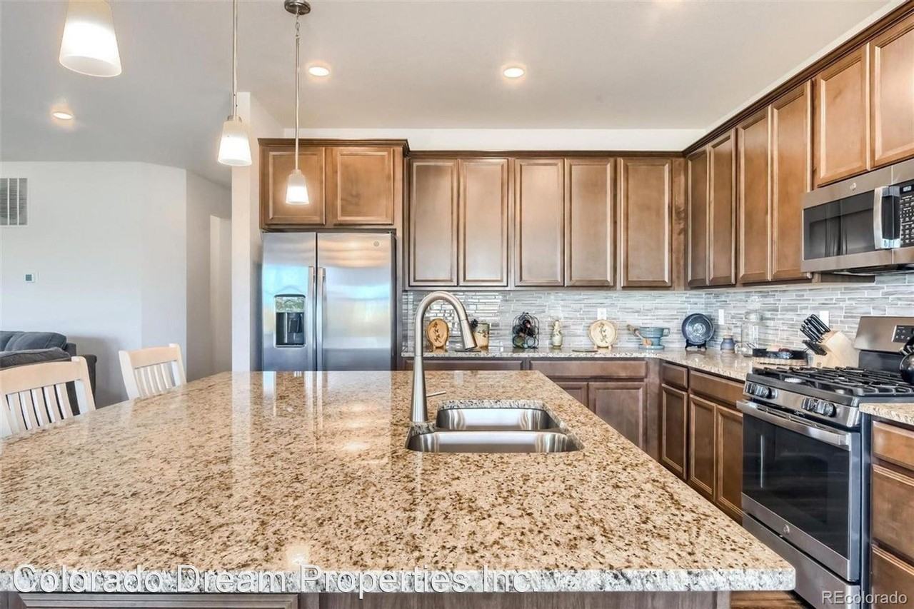 1055 Snowberry Ave - Photo 2 of 35