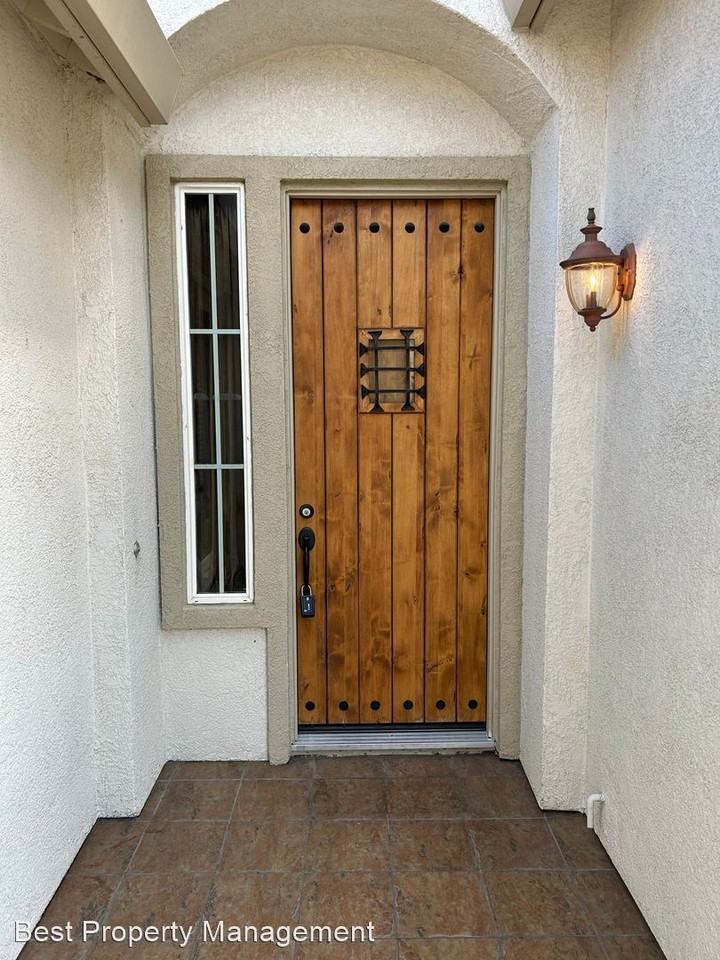 2112 Cristina Way - Photo 3 of 31