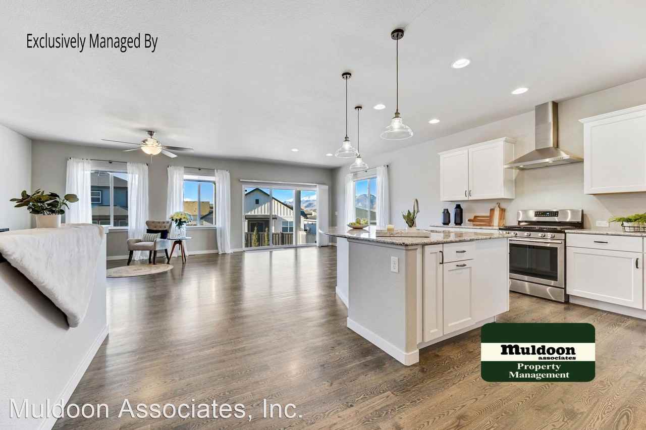 1053 Sir Barton Dr - Photo 3 of 17