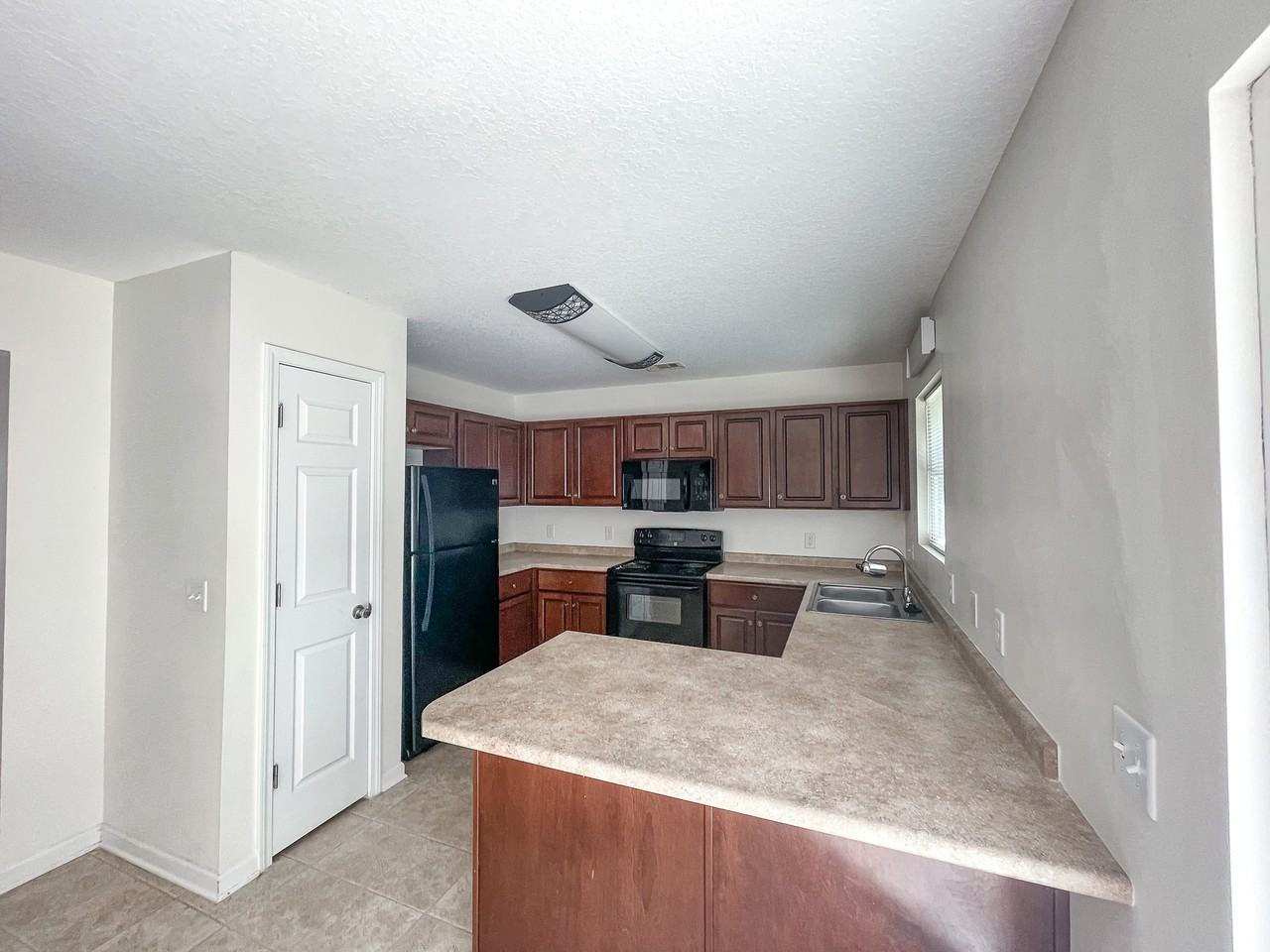 338 S Bridgeport Dr #1 - Photo 4 of 12