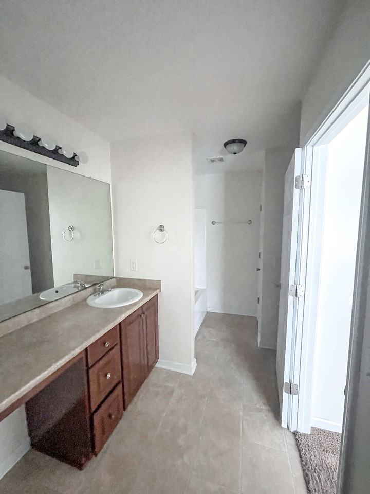 338 S Bridgeport Dr #1 - Photo 7 of 12