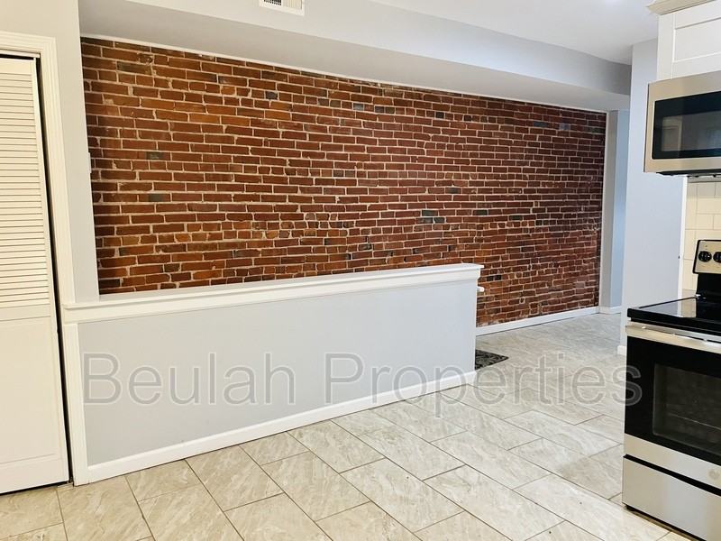 3304 California Ave #B - Photo 3 of 14