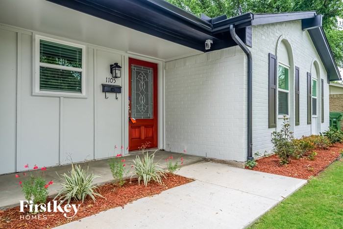 1105 Quebec Dr - Photo 3 of 15