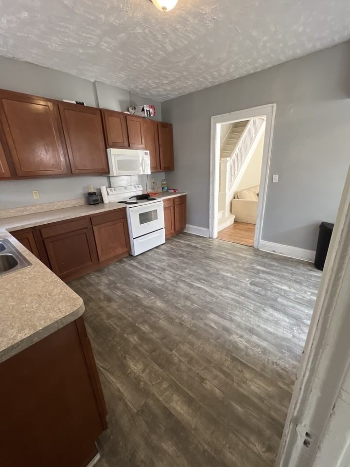 *FURNISHED* ROOMS IN CLEVELAND HEIGHTS - Photo 4 of 13