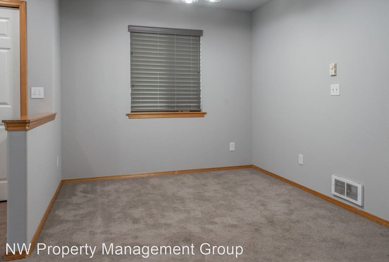 521 115th Ave Se #A - Photo 3 of 12