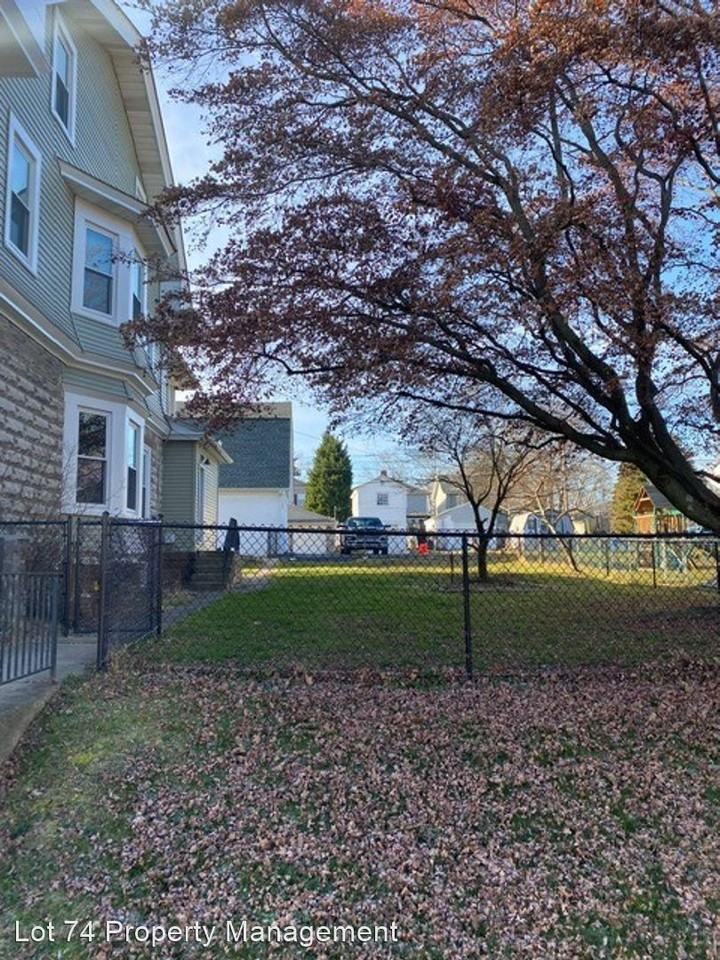 1044 7th St - Photo 3 of 30