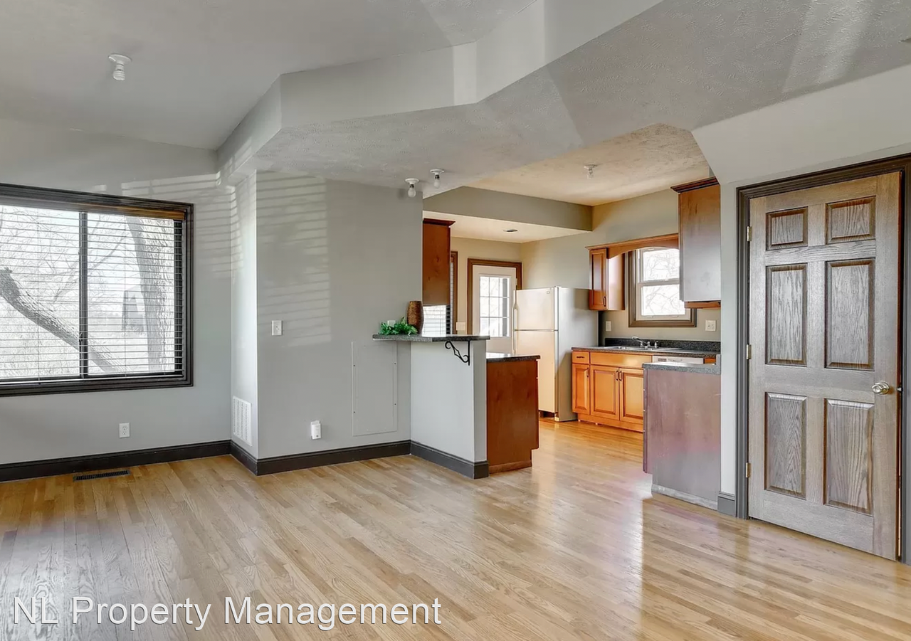 923 N 49th St - Photo 3 of 19