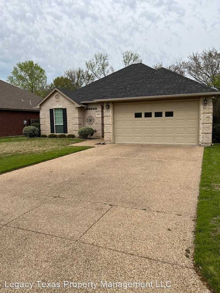 1305 Hyde Park Blvd - Photo 2 of 22