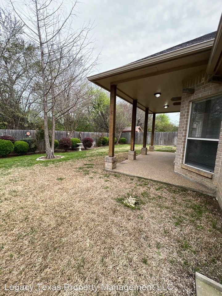 1305 Hyde Park Blvd - Photo 3 of 22