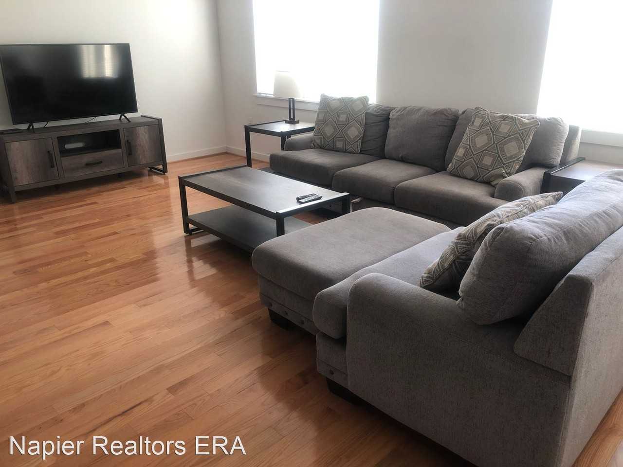 1205 Bainbridge St - Photo 3 of 10