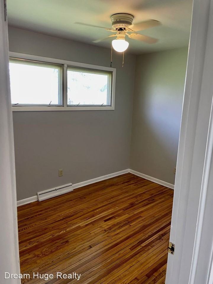 705 Lindaire Ln E - Photo 3 of 7