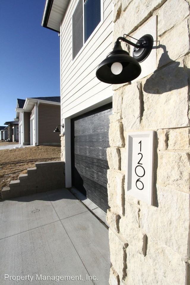 1206 S 8th St - Photo 2 of 38