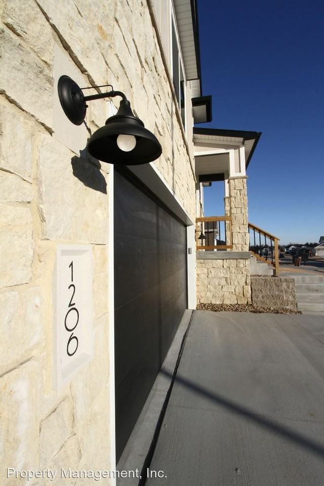 1206 S 8th St - Photo 3 of 38