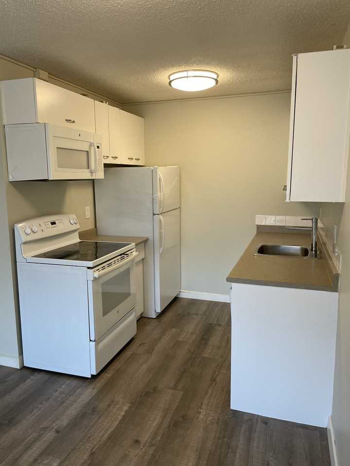 Hudson Manor - Photo 2 of 12