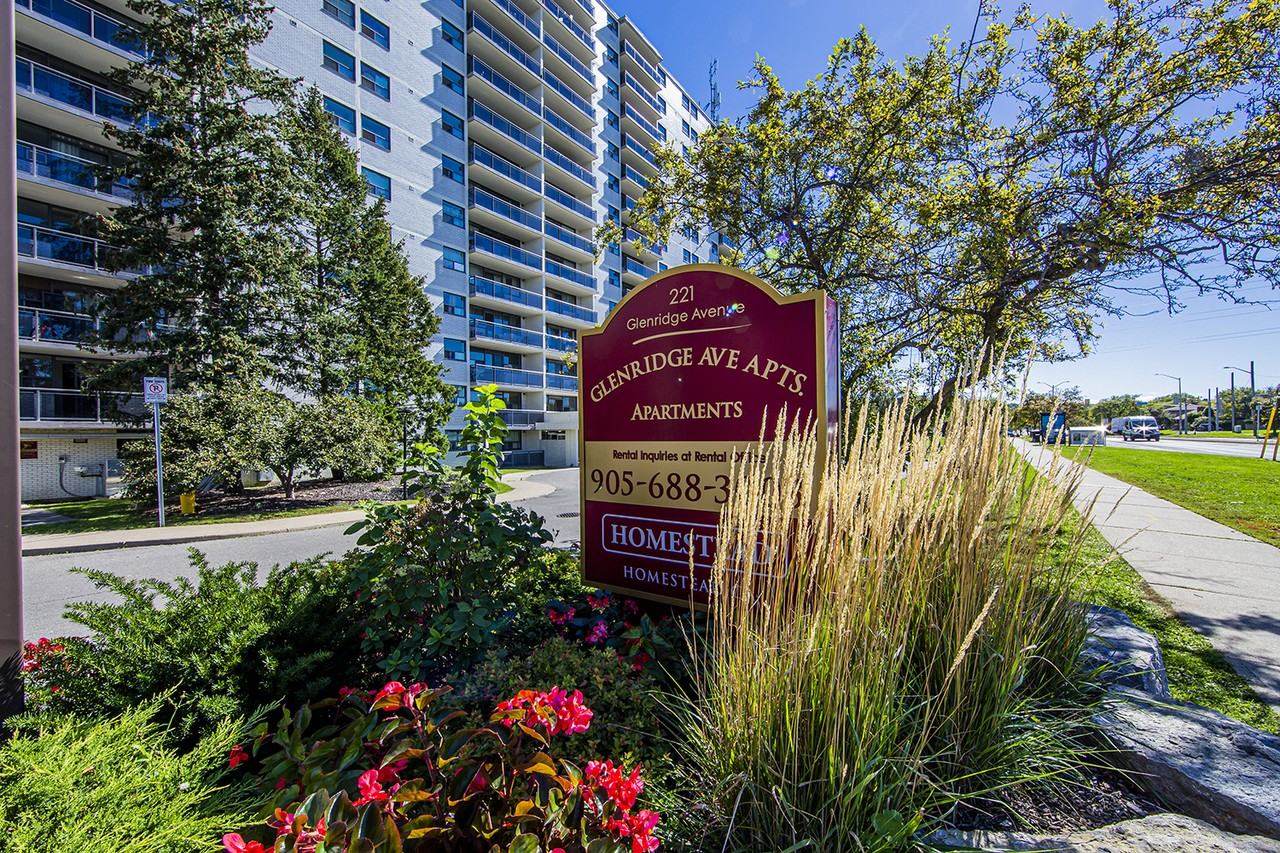 Glenridge Avenue Apartments 221 Glenridge Ave, St. Catharines, ON L2T