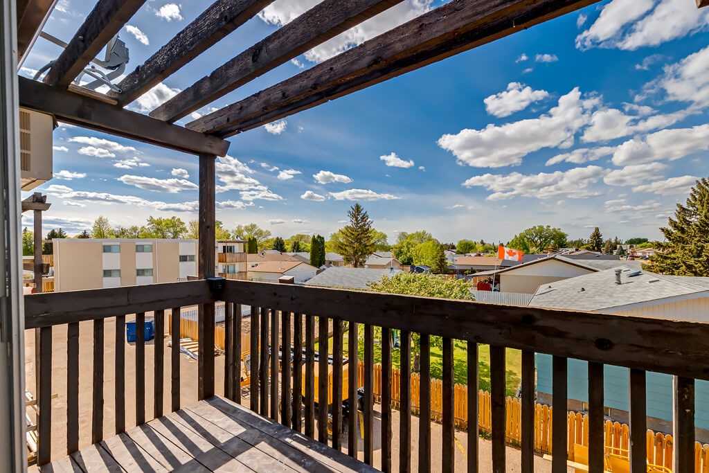 Pamela Manor - Photo 7 of 26