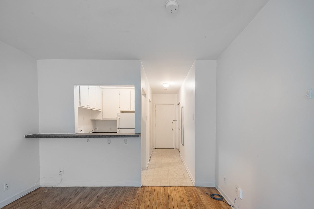 3475 Durocher - Photo 2 of 8