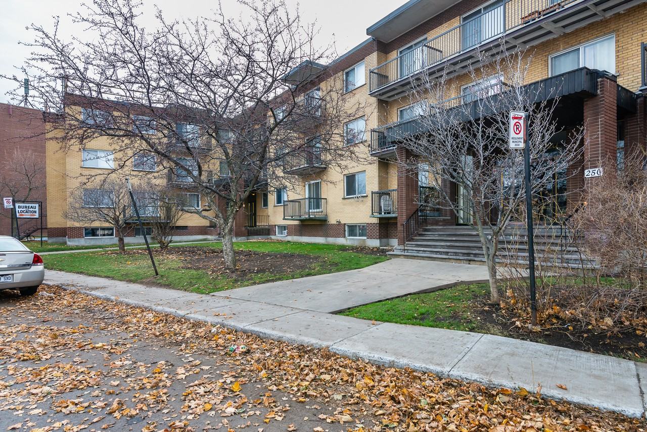 Plaza 220 Boul Montréal, QC H8P 2P8 Apartment