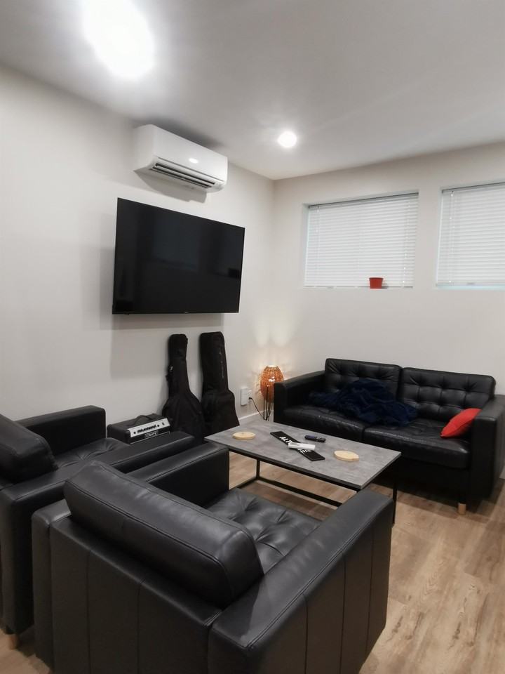 478 Pembroke Street West - Photo 3 of 20