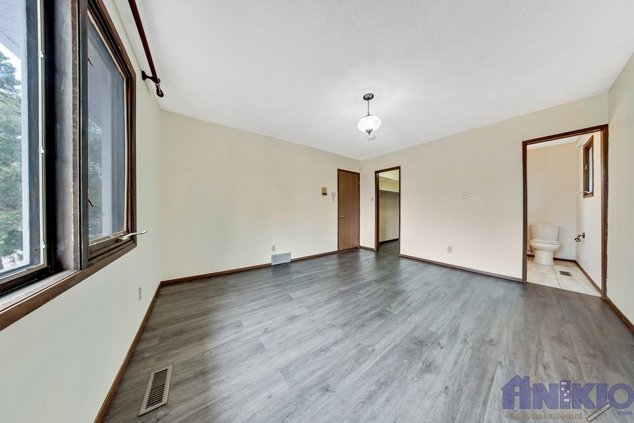 6 Bedroom Family Home in Wildwood - Photo 2 of 31