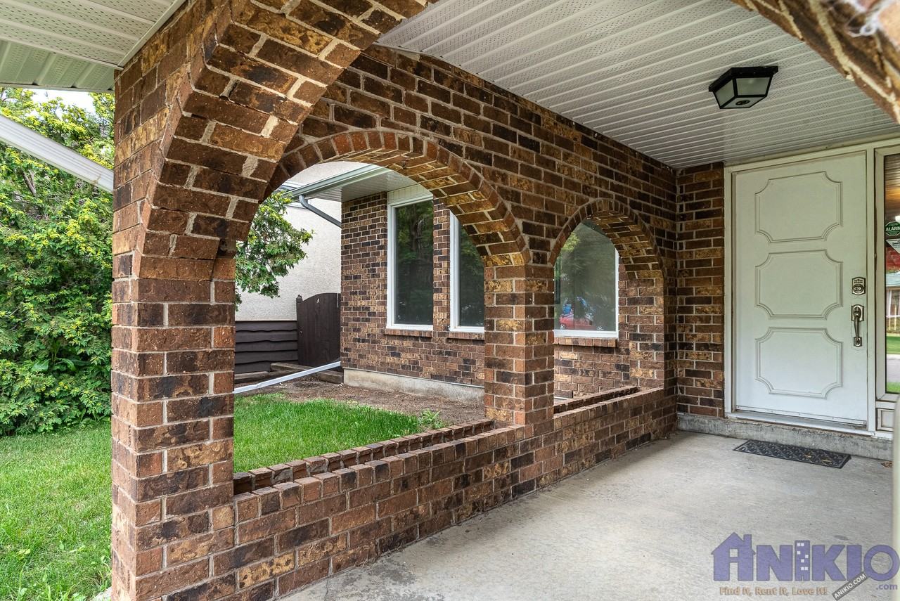 6 Bedroom Family Home in Wildwood - Photo 3 of 31
