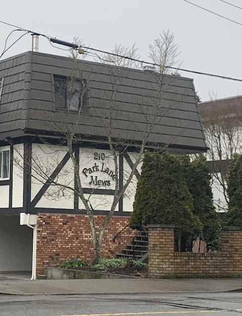 210 Douglas St - Photo 3 of 35