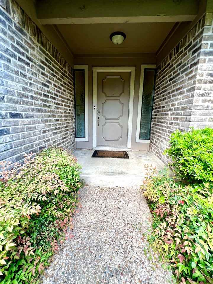 1307 Creekview Dr - Photo 2 of 39