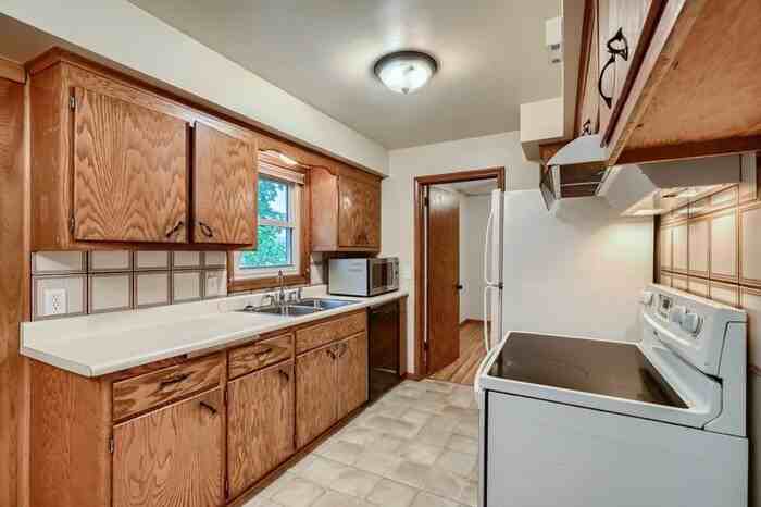 13820 Steven Rd - Photo 2 of 11