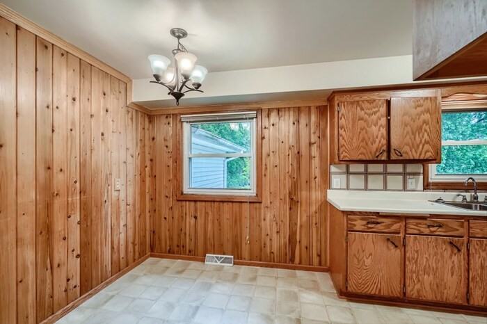 13820 Steven Rd - Photo 3 of 11