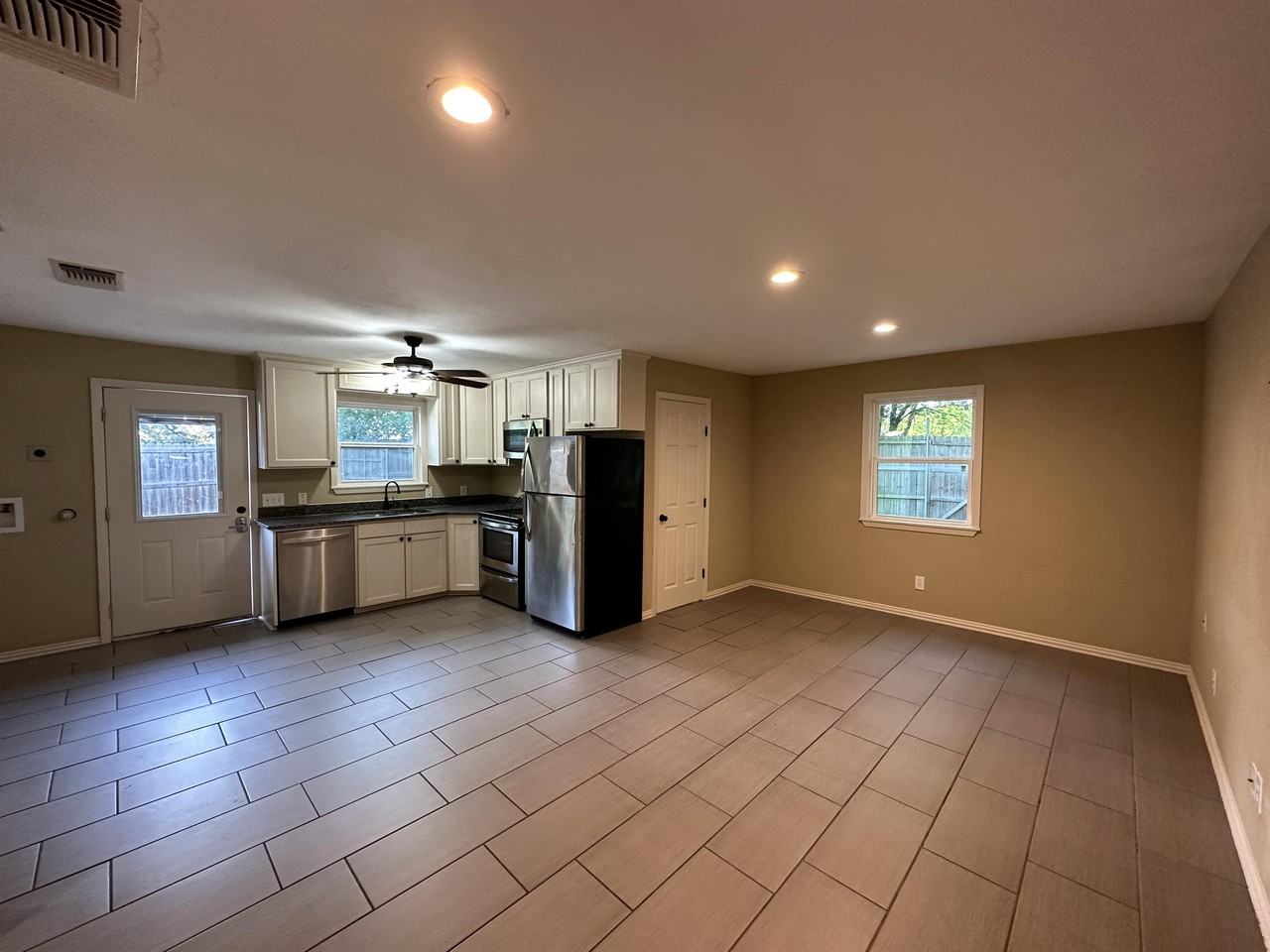 1926 Laurelwood Dr #B - Photo 3 of 15