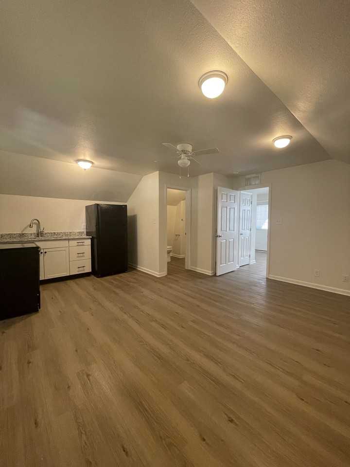 1005 Ross Lane - Photo 3 of 10