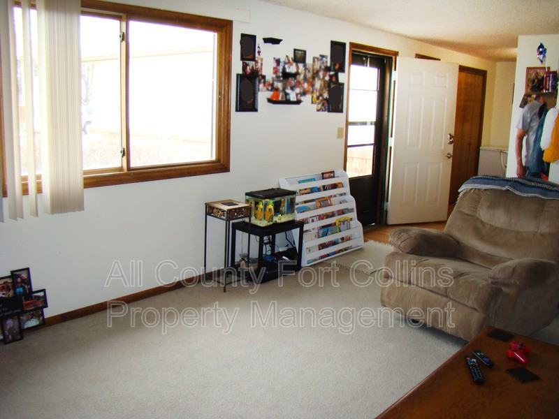 409 Terri Dr - Photo 4 of 13