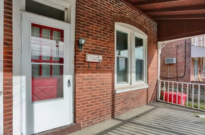 109 E Race St - Photo 2 of 27