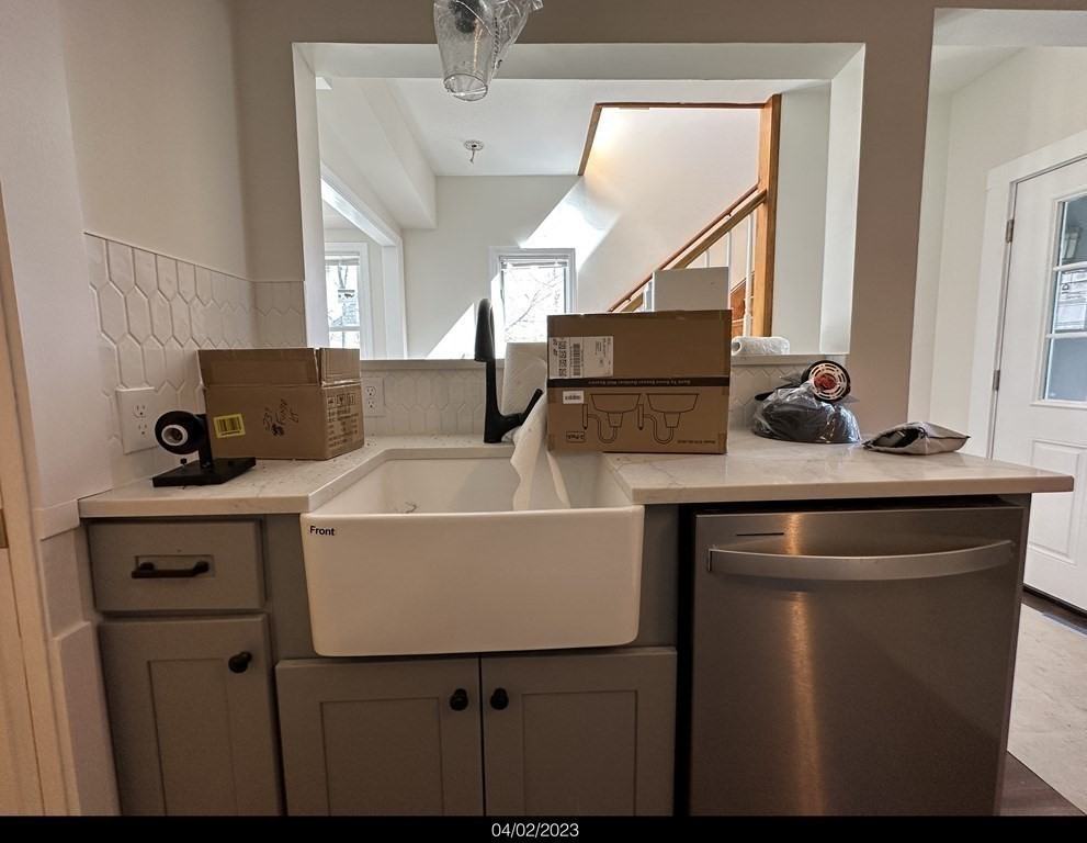 77 Capen St #2 - Photo 3 of 42