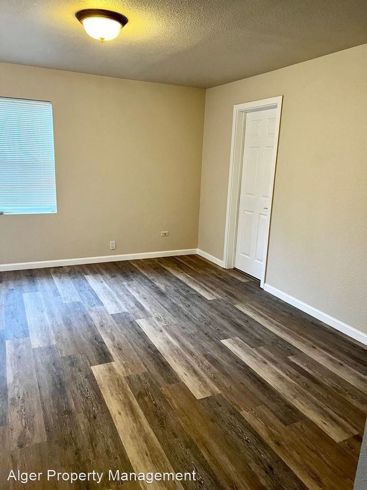 2378/2380 Northlake Way NW - Photo 3 of 14