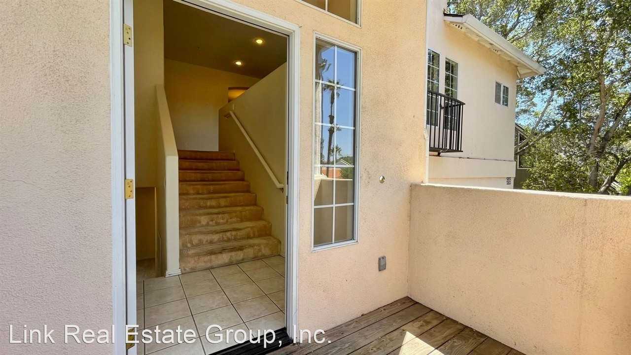 585 Luneta Dr - Photo 2 of 22