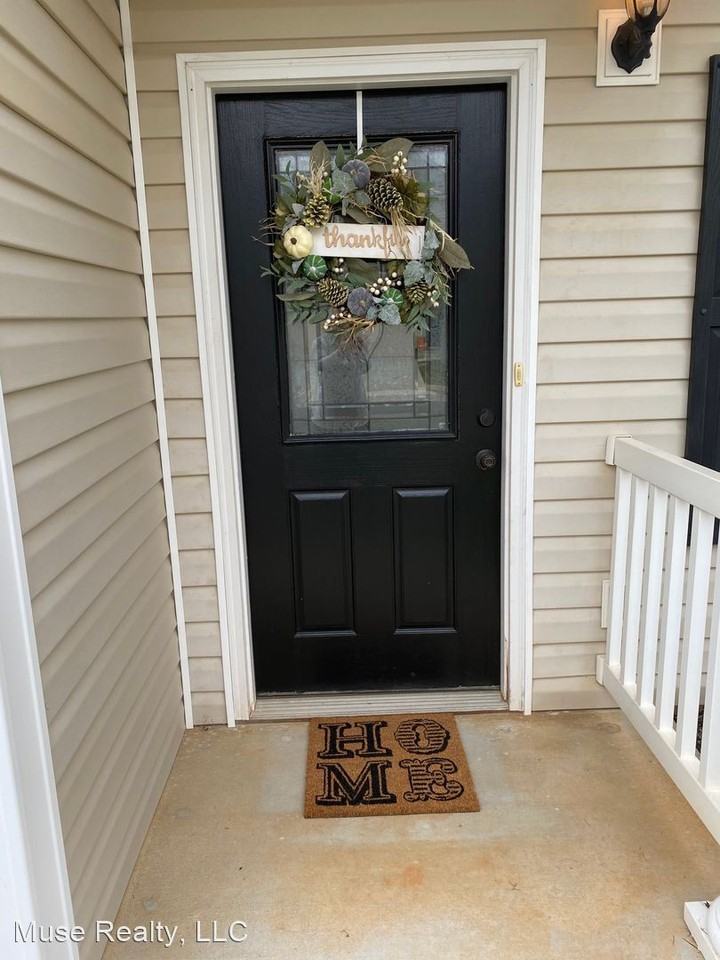 548 Claire Ln - Photo 2 of 9