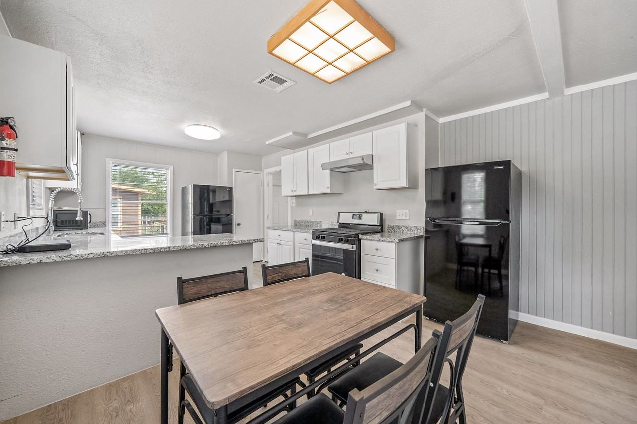 Holly Dr - Photo 6 of 16