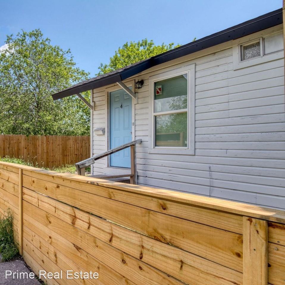 1002 23rd St - Photo 2 of 3