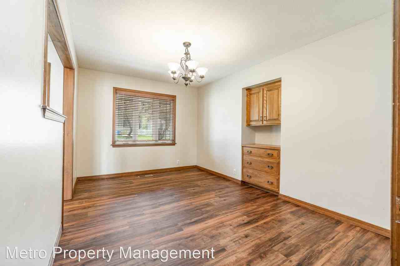 8320 Fairway Ln - Photo 3 of 29