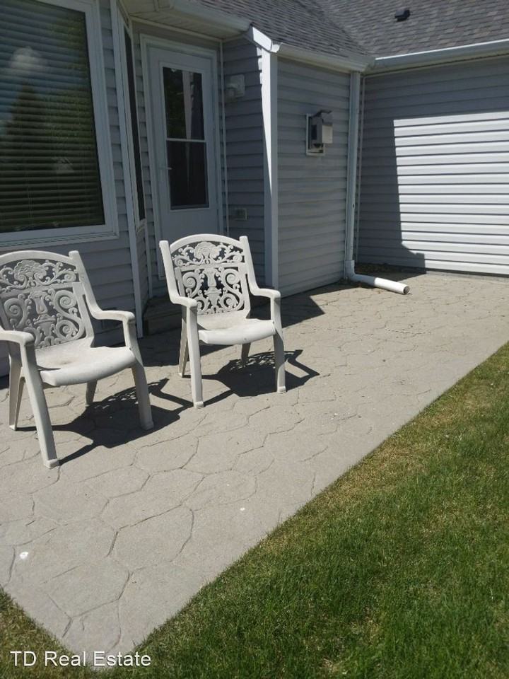 3946 Parkview Dr - Photo 2 of 8